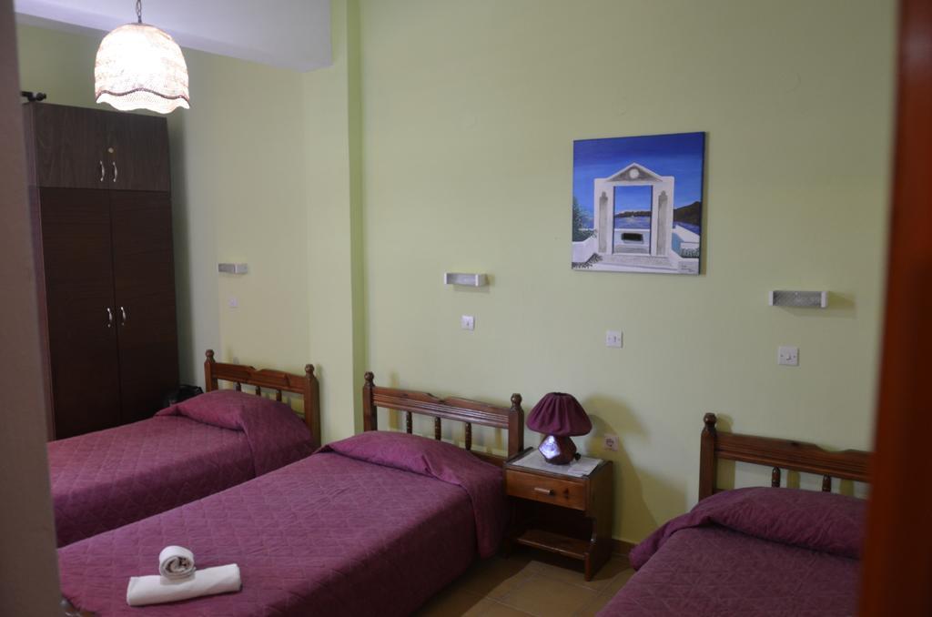 Christina Pension Karterados  Habitación foto