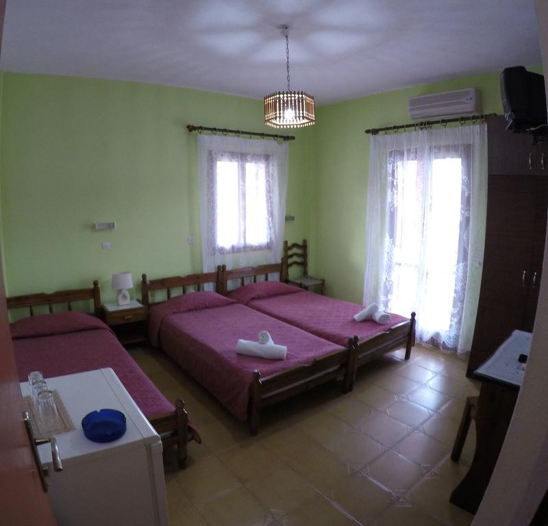 Christina Pension Karterados  Habitación foto