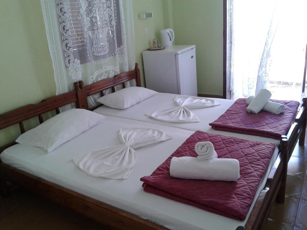 Christina Pension Karterados  Habitación foto